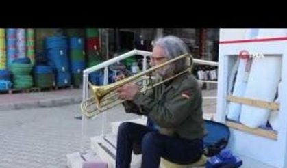 Brezilyalı orkestra şefinden Antalya sokaklarında trompet resitali
