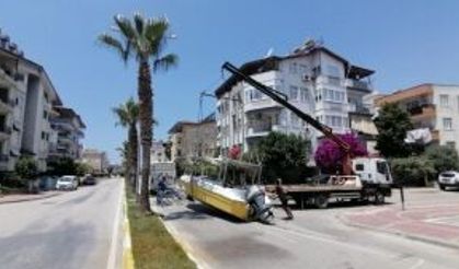 Tekne kazası kara yolunu kapattı
