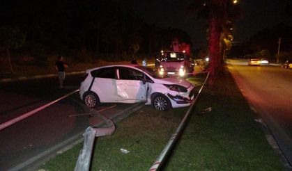 Alkollü otomobil sürücüsü elektrik direğini yerinden söktü