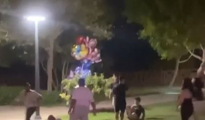 Yerdeki gencin yüzüne topa vurur gibi tekme attı