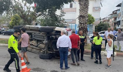 Yan yatan kamyonetten yara almadan çıktı