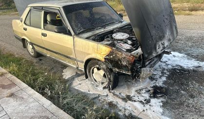 Alev alev yanan otomobil zor söndürüldü