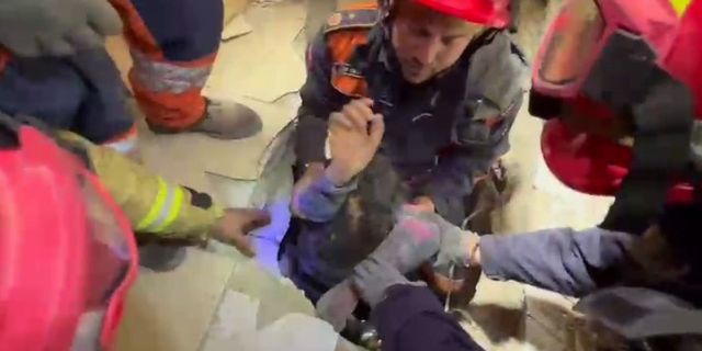 Depremin 147. saatinde 10 yaşındaki çocuk enkazdan sağ çıkarıldı | VİDEO HABER
