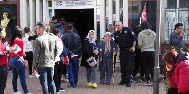 Depremde ölen polisin annesine Antalya polisi sahip çıktı