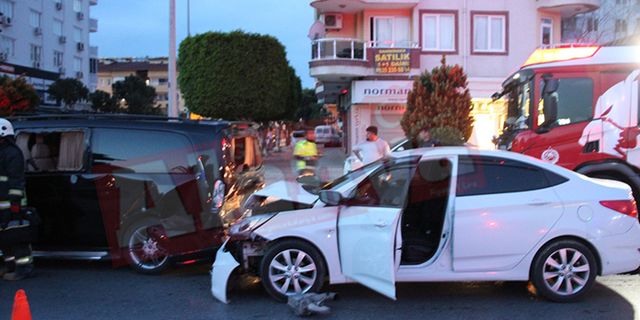 Alanya'da otomobil servis aracına arkadan çarptı: 2 yaralı | VİDEO HABER