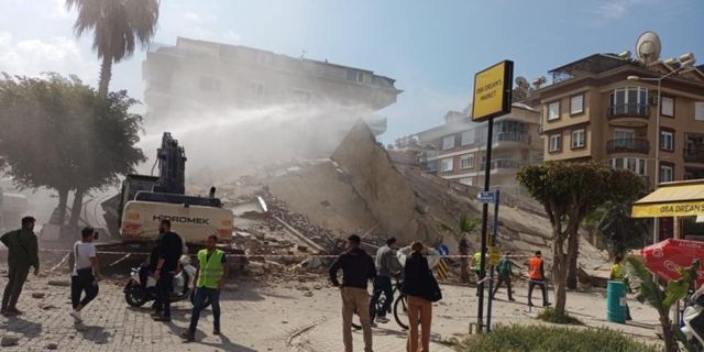 Alanya'da yürekleri ağza getiren anlar: Yıkım sırasında bina çöktü | VİDEO HABER
