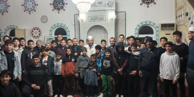 Alanya’da iftar sofrasını gençlerle paylaştılar