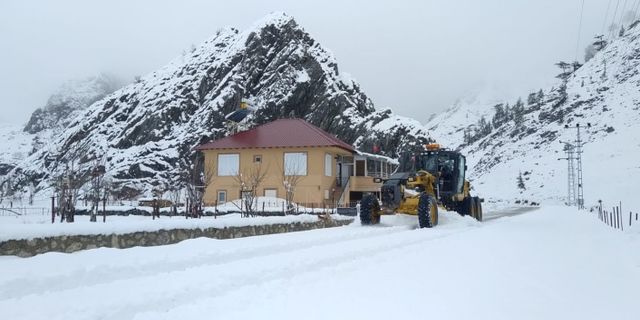 Büyükşehir ekipleri Alanya’da karla kapanan yolları açtı 