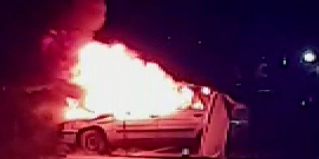 Kaza yapan araç alev alev yandı