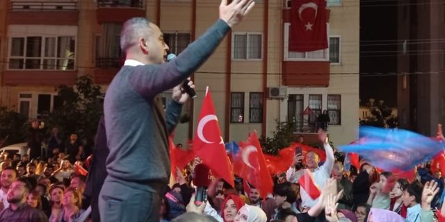 AK Parti Seçim Ofisi'nde Kuddusi Müftüoğlu kalabalığa hitap etti | 'Alanya'ya önemli mesafeler kat ettireceğiz'