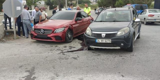 Alanya'da 3 aracın karıştığı kazada 2 kişi yaralandı