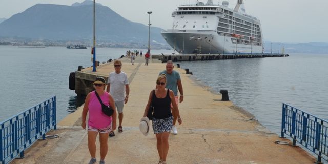 Amerikalı ve İngiliz turistler Alanya’ya denizden geldi