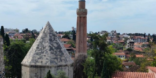 Antalya'nın tarihi simgesi Yivli Minare depremde yıkılma tehlikesi ile karşı karşıya