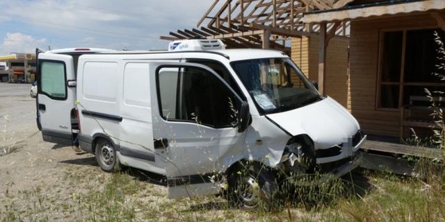 Kapalı kasa kamyonet ticari araçla kafa kafaya çarpıştı | VİDEO HABER