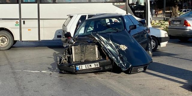 Servis aracı otomobille çarpıştı: 12 yaralı