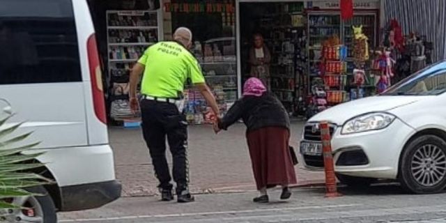Alanya'da trafik polisinden takdir toplayan davranış  