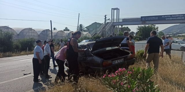 Alanya’da otomobil refüje çarptı: 4 yaralı