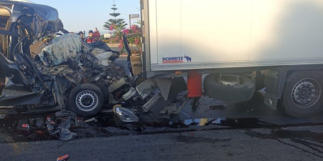 Alanya'da tur minibüsü ile TIR çarpıştı: 2 ölü, 12 yaralı