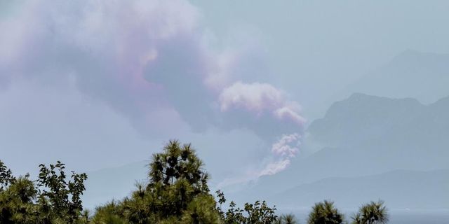 Kemer’deki yangın 35 kilometre uzaklıktan görüntülendi