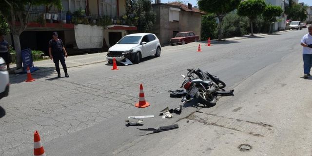 Sürücü belgesi olmayan motosikletli otomobile çarptı