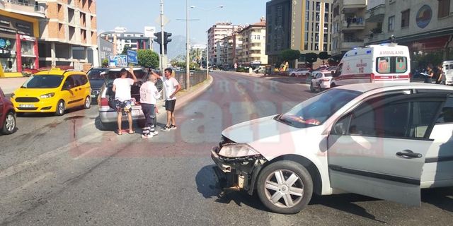 Alanya’da iki otomobil çarpıştı: 6 yaralı