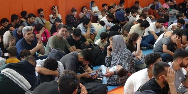 İtalya’ya gitmeye çalışan 270 göçmen tekneye binmeden yakalandı