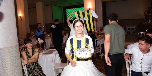 Gelinden damada düğünde doğum günü sürprizi