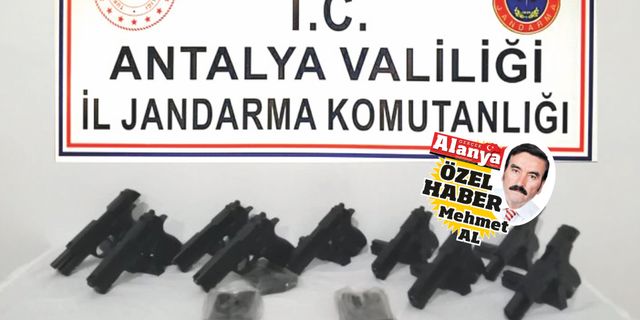 Alanya'da şüphelinin çantasından 9 tabanca, 14 şarjör çıktı