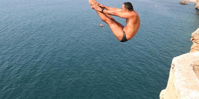 Yaptığı akrobatik atlayışla yürekleri ağızlara getirdi!