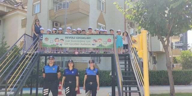 Alanya'da öğrenciler ailelerinin trafik polisi oldu