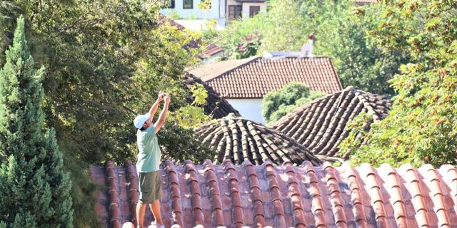 Tarihi yapının çatısına çıktı, hem şaşırttı hem güldürdü