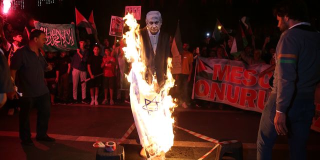 Alanya’da İsrail, Netanyahu maketi yakılarak protesto edildi
