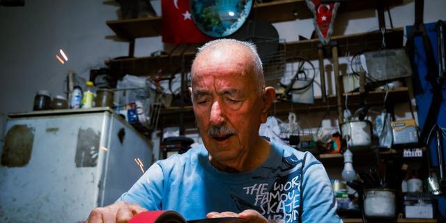 83 yaşındaki bileyci gençlere taş çıkartıyor