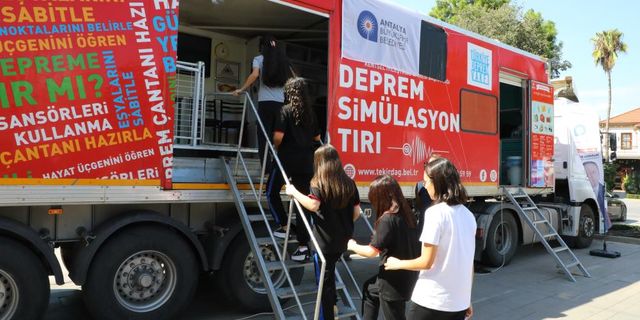 Öğrencilere deprem simülasyon tırında eğitim verildi
