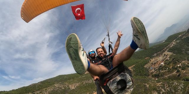 Alanya’da gaziler 100. yıla özel yamaç paraşütü uçuşu yaptı