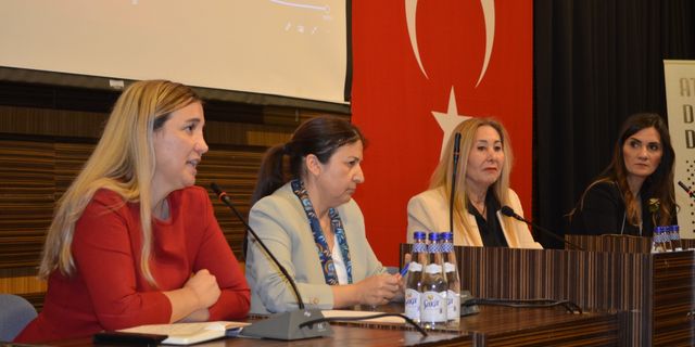 Alanya’da ‘seçilen kadınlar’ söyleşide vatandaşlarla buluştu