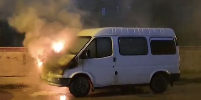 Alanya’da seyir halindeki minibüs yandı