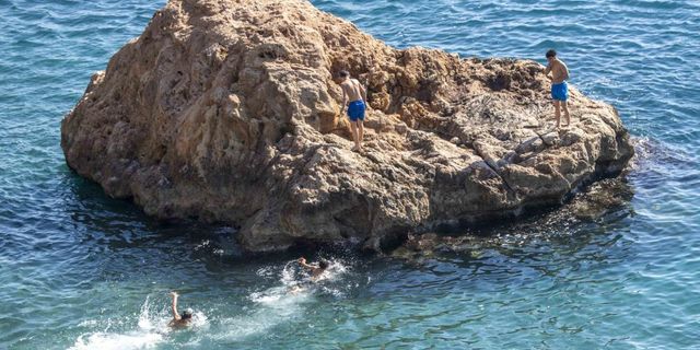 Sıcaklık 20 dereceye ulaştı, çok sayıda kişi Akdeniz'in mavi sularında kulaç attı