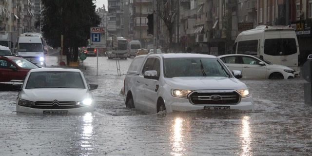Turuncu kod uyarısının verildiği Antalya felakete uyandı