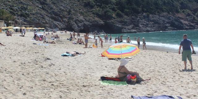 Alanya’da seçimde oyunu kullanan vatandaşlar soluğu plajda aldı