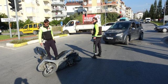 Alanya'nın komşusunda otomobille motosiklet çarpıştı