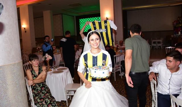 Gelinden damada düğünde doğum günü sürprizi