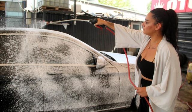Ojeli tırnaklarıyla, otomobilleri pırıl pırıl yapıyor