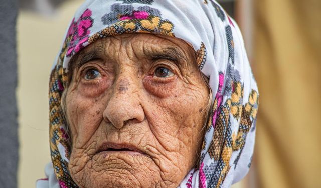 107 yaşındaki Alzheimer hastası Güllüzar ninenin unutmadığı tek anısı Atatürk