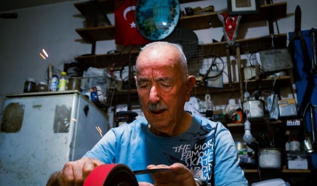 83 yaşındaki bileyci gençlere taş çıkartıyor