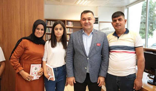 Alanya’da kitap kurtları Başkan Yücel tarafından ödüllendirildi
