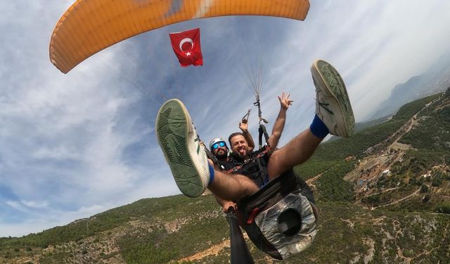 Alanya’da gaziler 100. yıla özel yamaç paraşütü uçuşu yaptı