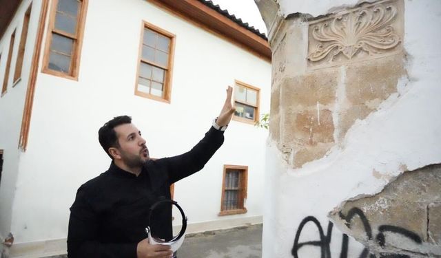 Dökülen sıvanın altından 700 yıllık tarih çıktı