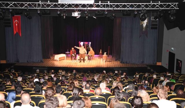 Eski sokak satıcıları bu tiyatroda