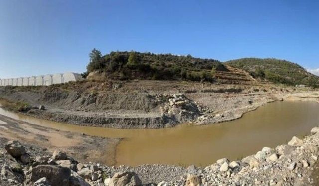 Alanya'nın komşusunda dereden, kaçak kum ve çakıl alındığı iddiası